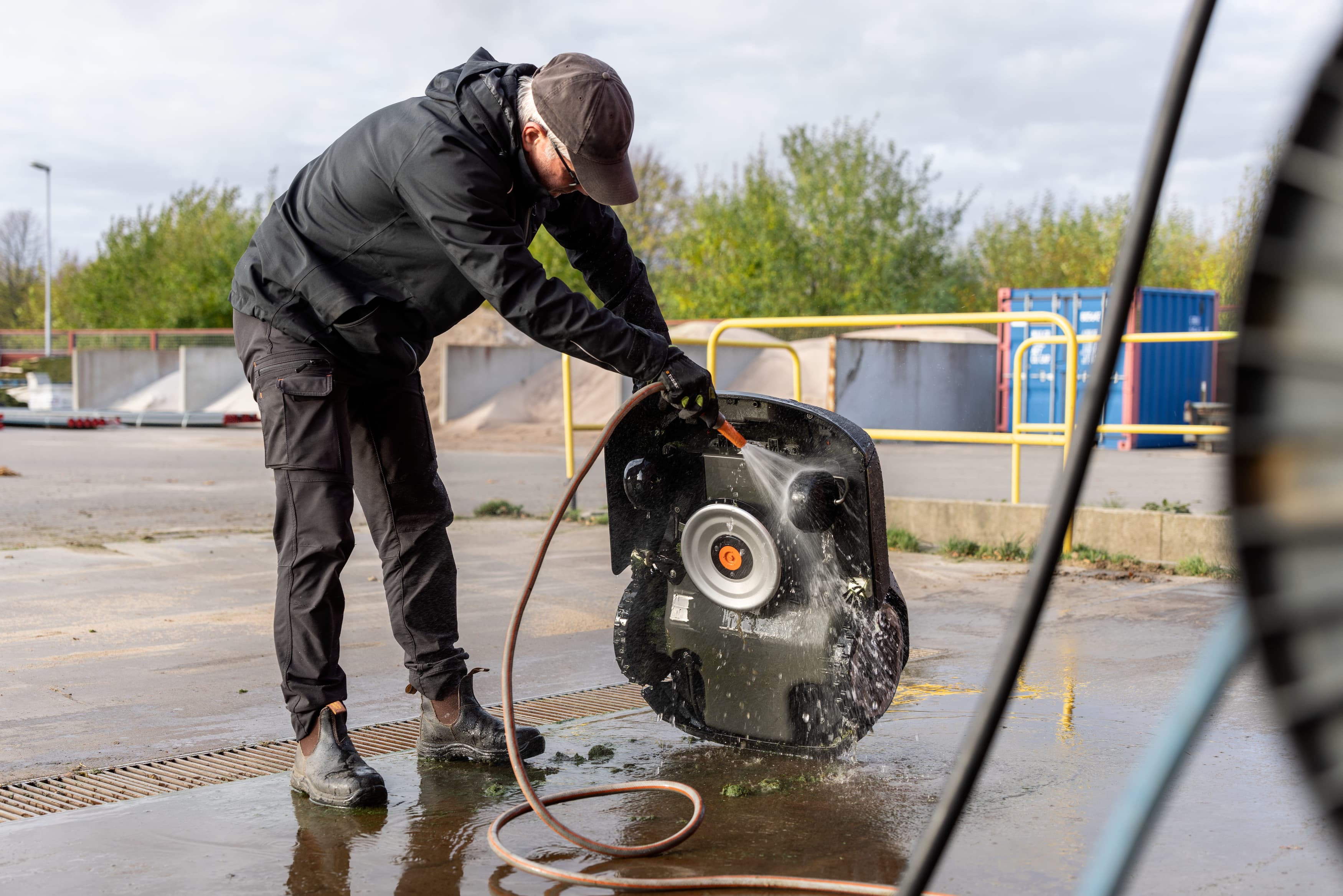 The product is waterproof (IPX5), which facilitates quick and easy cleaning of the outside and underside with a water hose. The removable top cover provides easy access to simplify regular maintenance. image