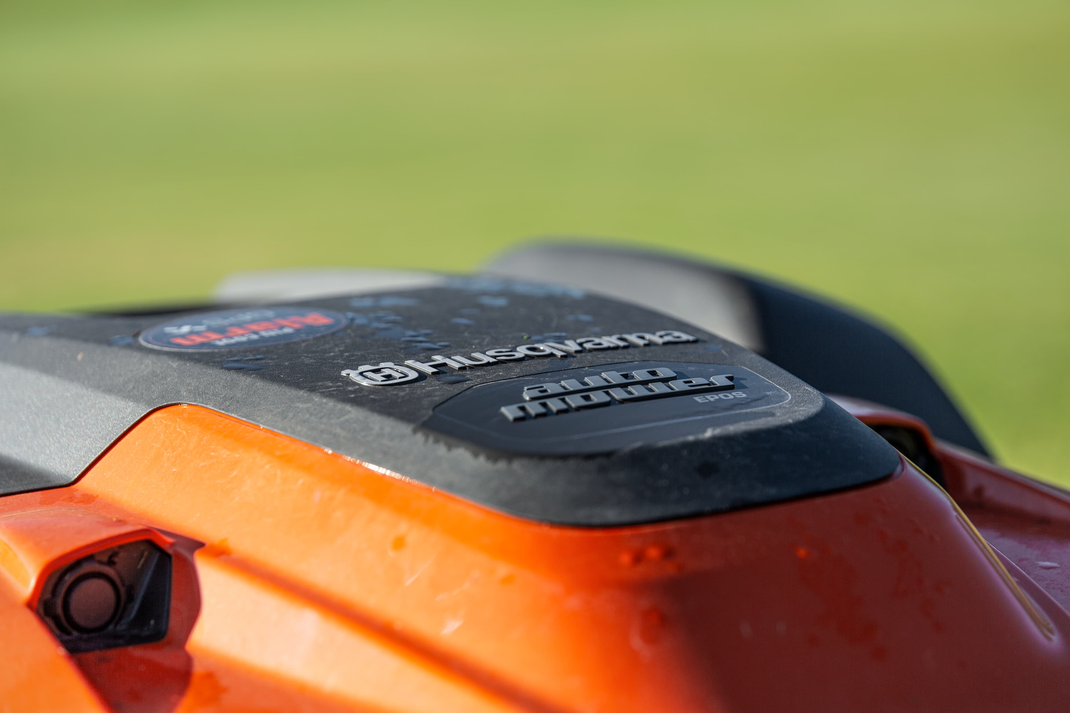 Automatically calculates the most efficient route to and from the charging station’s docking point. It will vary its route on the lawn to avoid unpleasant tracks. image